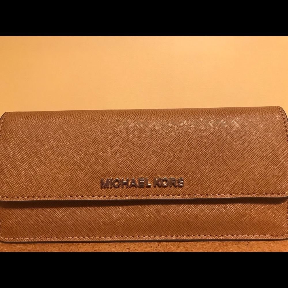 Michael Kors tan wallet